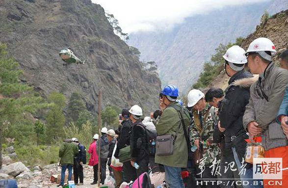 2015年4月，因地震被困尼泊爾的中國公民準備登機