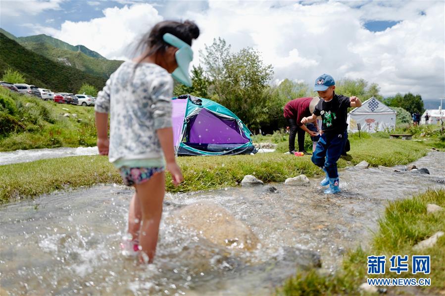 （社會(huì)）（5）夏日&ldquo;過(guò)林卡&rdquo; 親近大自然