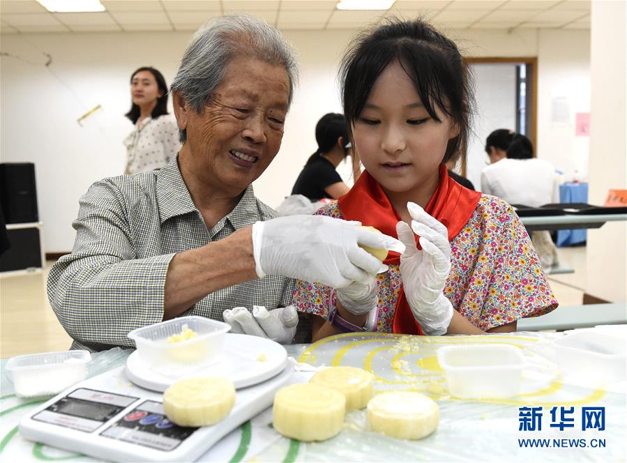 (社會)(3)南京:愛心人士與南京大屠殺幸存者共迎中秋