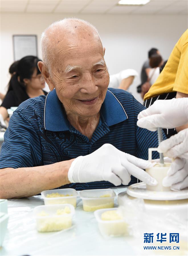 (社會)(4)南京:愛心人士與南京大屠殺幸存者共迎中秋