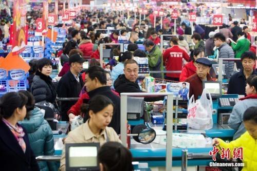 資料圖：民眾購買生活用品。張?jiān)?攝