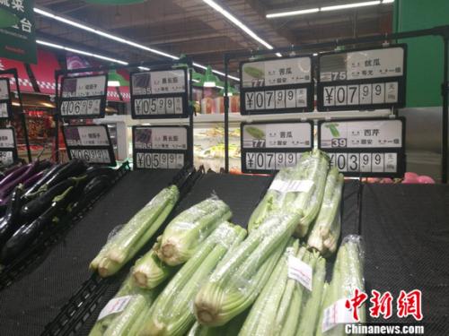 圖為超市里的蔬菜攤。正值晚間，一些菜已被人們買空。 謝藝觀 攝