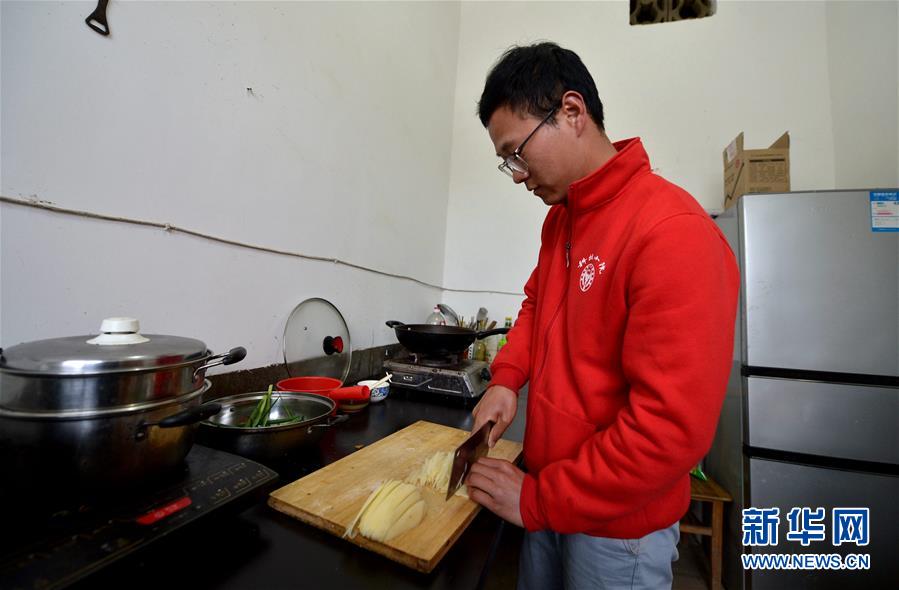 （愛國情 奮斗者&middot;圖文互動）（4） &ldquo;解民生之多艱，育天下之英才&rdquo;&mdash;&mdash;中國農(nóng)大師生扎根田野書寫奉獻(xiàn)之歌