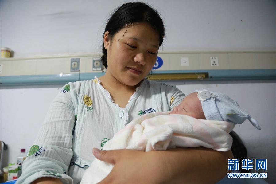 (長(zhǎng)寧地震·圖文互動(dòng))(3)余震中的新生:7個(gè)“金剛葫蘆娃”在長(zhǎng)寧地震后順利誕生