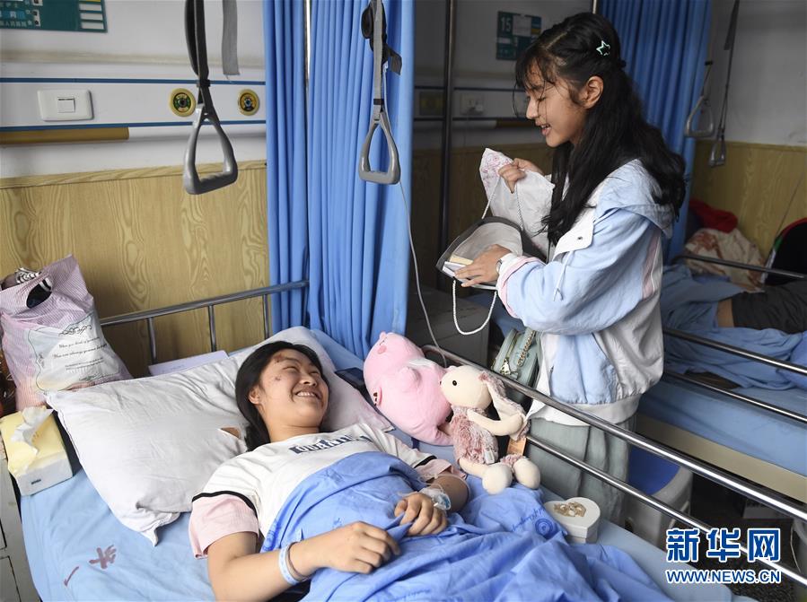 (圖文互動(dòng))(3)長(zhǎng)寧地震獲救者李雨秦:走出傷痛 迎接新生