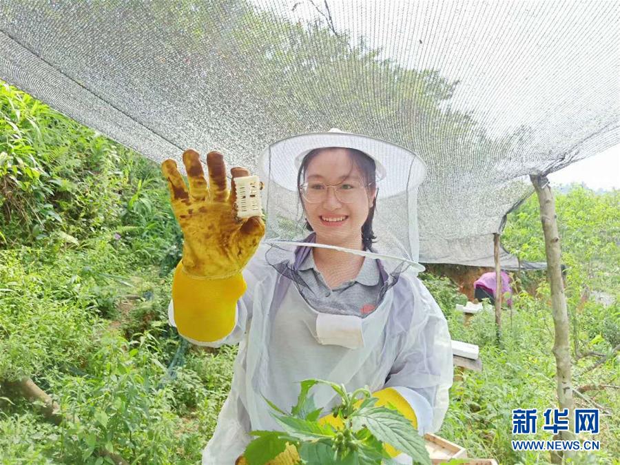 （新華全媒頭條&middot;時(shí)代先鋒&middot;圖文互動(dòng)）（3）芳華無悔&mdash;&mdash;追記用生命堅(jiān)守初心和使命的青年共產(chǎn)黨員黃文秀