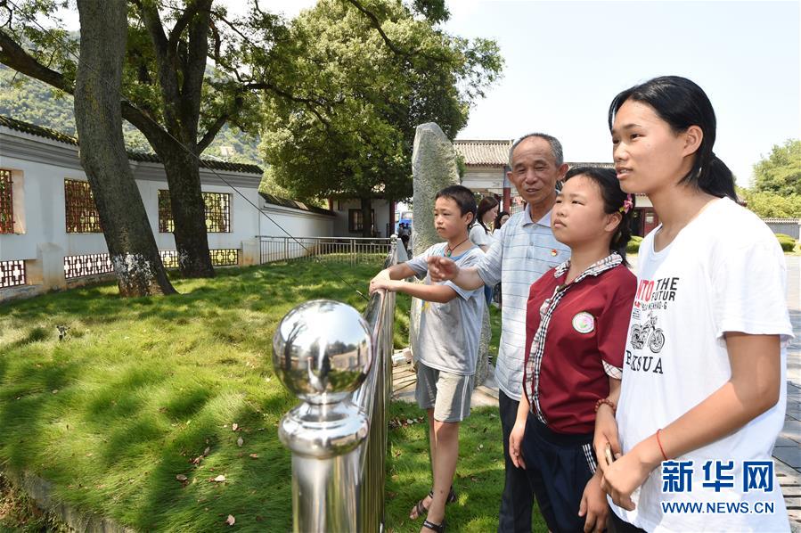 （壯麗70年&middot;奮斗新時代&mdash;&mdash;記者再走長征路&middot;圖文互動）（3）&ldquo;紅軍樹&rdquo;下憶初心、守初心