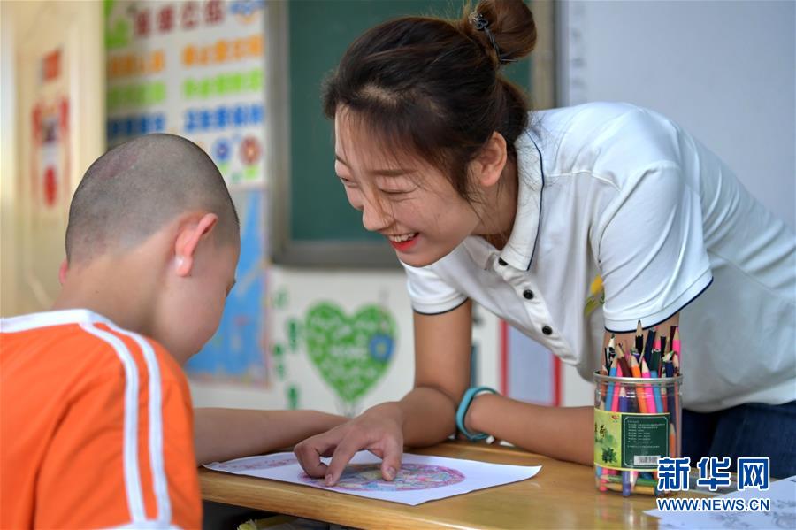 （在習(xí)近平新時(shí)代中國特色社會主義思想指引下&mdash;&mdash;新時(shí)代新作為新篇章&middot;總書記關(guān)心的百姓身邊事&middot;圖文互動）（4）特別的愛，給特別的你&mdash;&mdash;特殊教育的別樣風(fēng)景