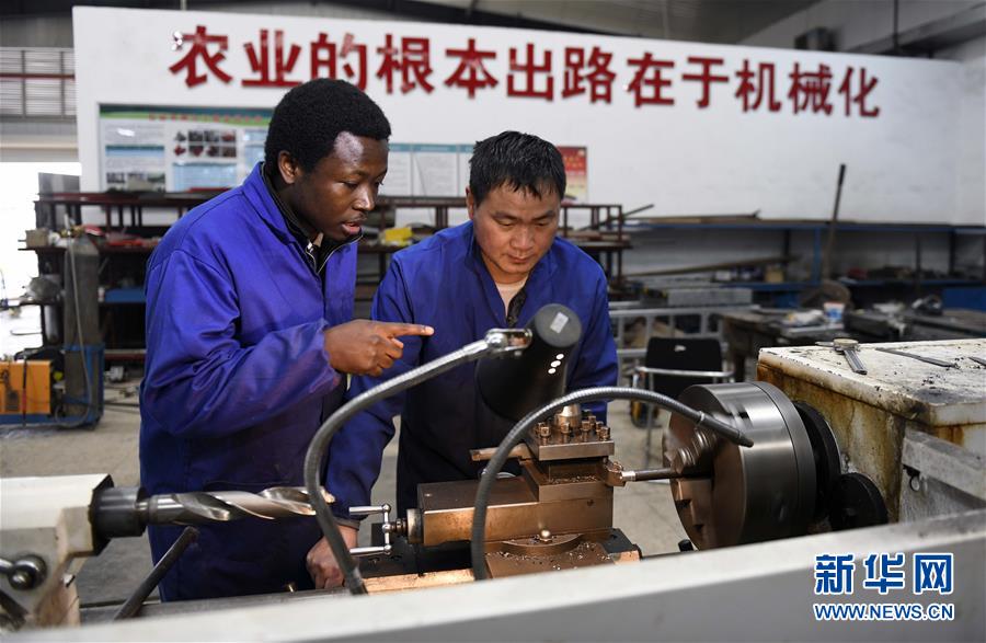 (在習(xí)近平新時代中國特色社會主義思想指引下——新時代新作為新篇章·總書記關(guān)切開放事·圖文互動)(12)來中國“學(xué)種地”的“洋學(xué)生”
