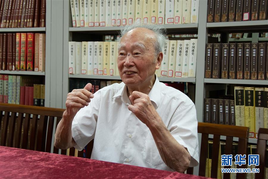 （新華全媒頭條&middot;圖文互動(dòng)）（5）滄海橫流 信仰彌堅(jiān)&mdash;&mdash;記共產(chǎn)黨員、湘潭大學(xué)九旬教授滄南