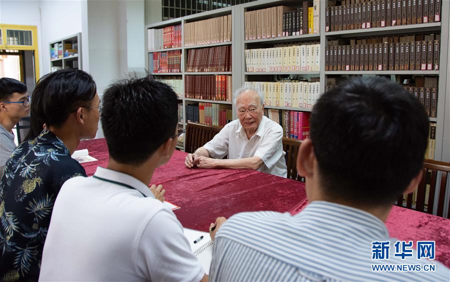 （新華全媒頭條&middot;圖文互動(dòng)）（4）滄海橫流 信仰彌堅(jiān)&mdash;&mdash;記共產(chǎn)黨員、湘潭大學(xué)九旬教授滄南