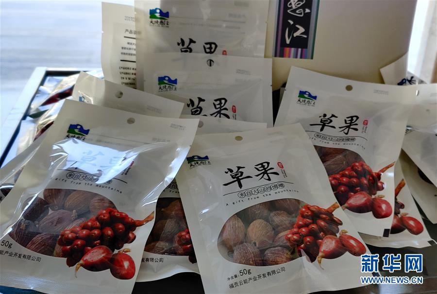 （在習(xí)近平新時代中國特色社會主義思想指引下&mdash;&mdash;新時代新作為新篇章&middot;總書記關(guān)切脫貧事&middot;決勝貧困&middot;圖文互動）（3）讓一方水土&ldquo;富養(yǎng)&rdquo;一方人&mdash;&mdash;扶貧特色產(chǎn)業(yè)惠及千家萬戶
