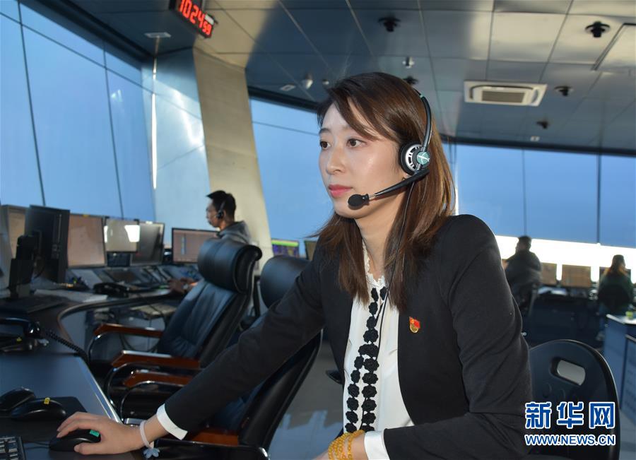 (關(guān)注春運·圖文互動)在崗一分鐘,保證安全60秒——記守護遠航客機的“燈塔”管制員