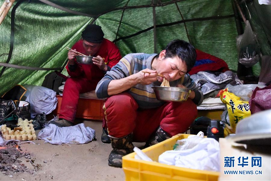 （新春走基層&middot;圖文互動）（6）大漠中，一頂帳篷守歲五年