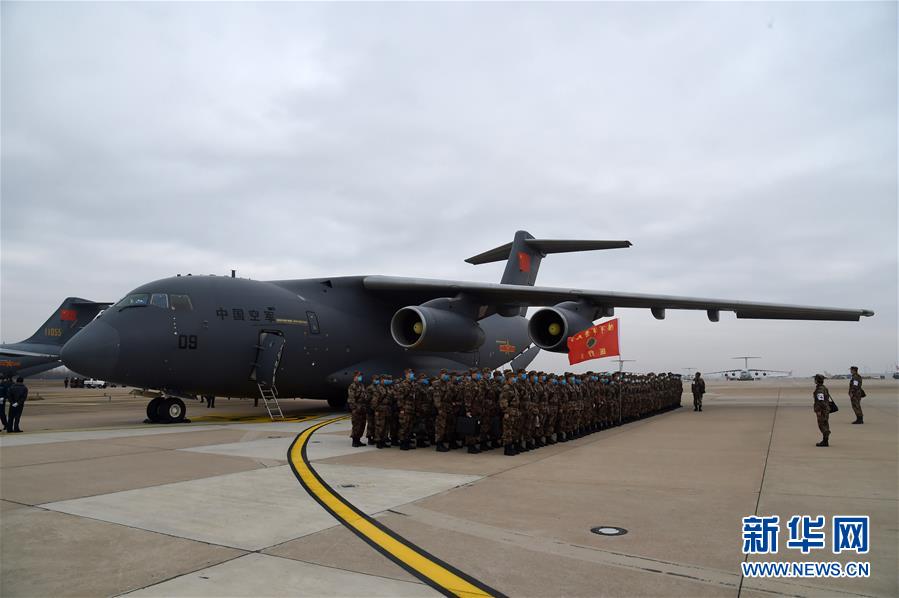 (聚焦疫情防控·圖文互動)(1)空軍出動3型11架運(yùn)輸機(jī)多地同步向武漢空運(yùn)醫(yī)療隊(duì)員