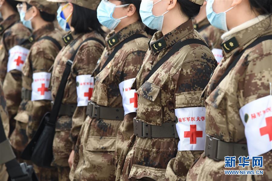 (聚焦疫情防控·圖文互動)(2)空軍出動3型11架運(yùn)輸機(jī)多地同步向武漢空運(yùn)醫(yī)療隊(duì)員