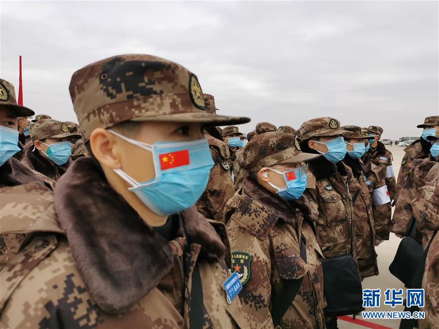 (聚焦疫情防控·圖文互動)(3)空軍出動3型11架運(yùn)輸機(jī)多地同步向武漢空運(yùn)醫(yī)療隊(duì)員