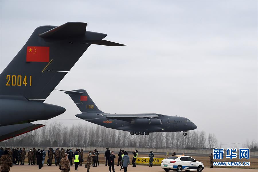 (聚焦疫情防控·圖文互動)(4)空軍出動3型11架運(yùn)輸機(jī)多地同步向武漢空運(yùn)醫(yī)療隊(duì)員