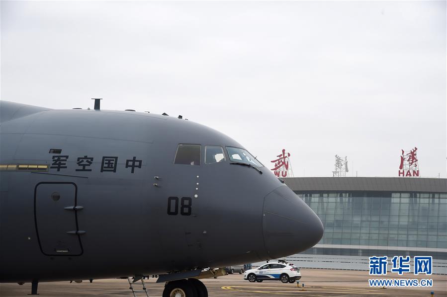 (聚焦疫情防控·圖文互動)(6)空軍出動3型11架運(yùn)輸機(jī)多地同步向武漢空運(yùn)醫(yī)療隊(duì)員