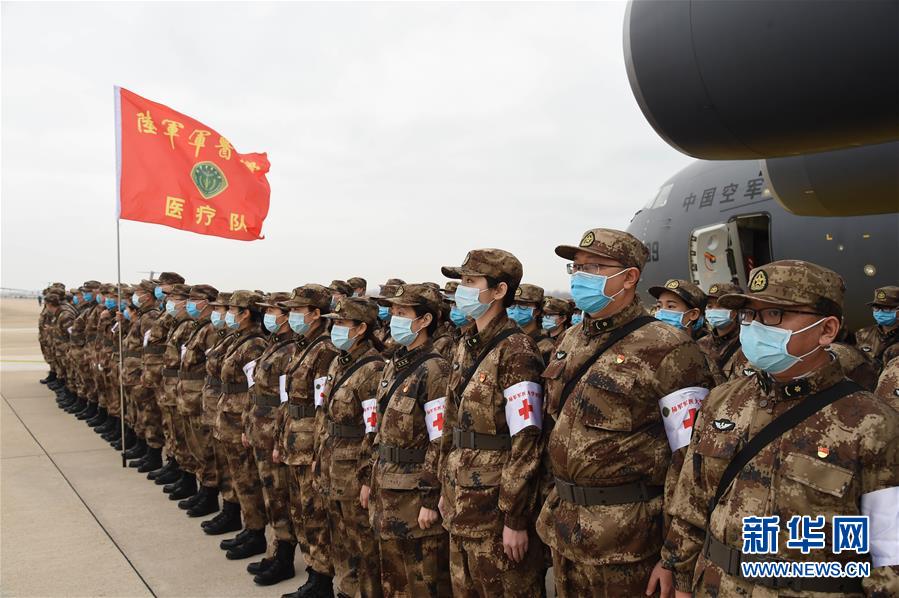 (聚焦疫情防控·圖文互動)(7)空軍出動3型11架運(yùn)輸機(jī)多地同步向武漢空運(yùn)醫(yī)療隊(duì)員