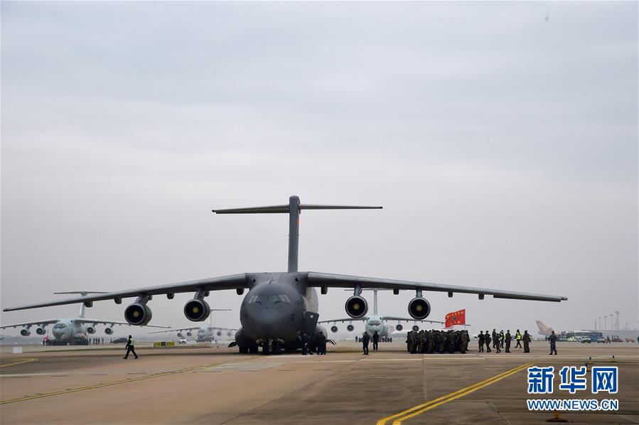 (聚焦疫情防控·圖文互動)(8)空軍出動3型11架運(yùn)輸機(jī)多地同步向武漢空運(yùn)醫(yī)療隊(duì)員