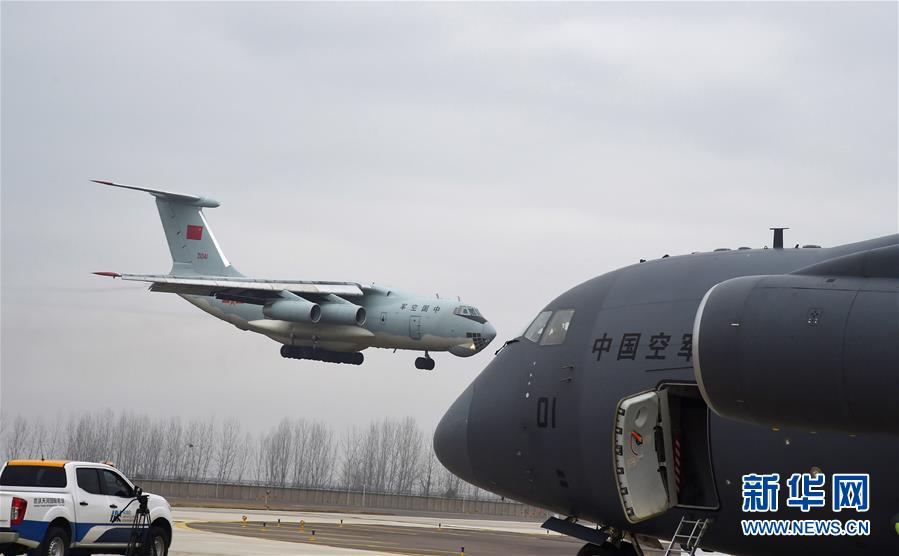 (聚焦疫情防控·圖文互動)(9)空軍出動3型11架運(yùn)輸機(jī)多地同步向武漢空運(yùn)醫(yī)療隊(duì)員