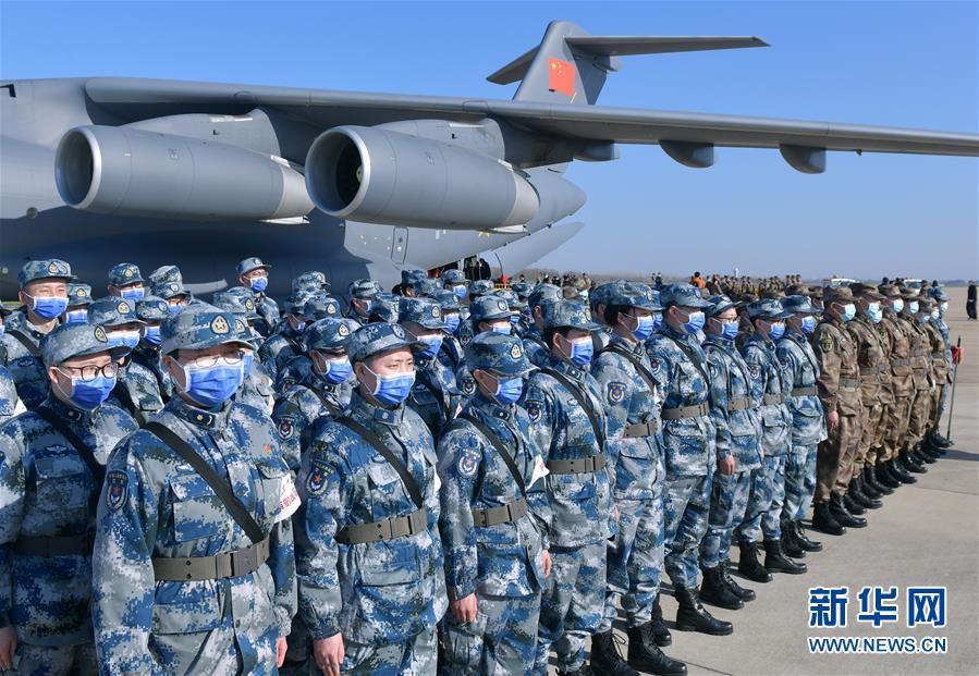 （聚焦疫情防控&middot;圖文互動(dòng)）（8）空軍第四次向武漢大規(guī)模空運(yùn)醫(yī)療隊(duì)員和物資