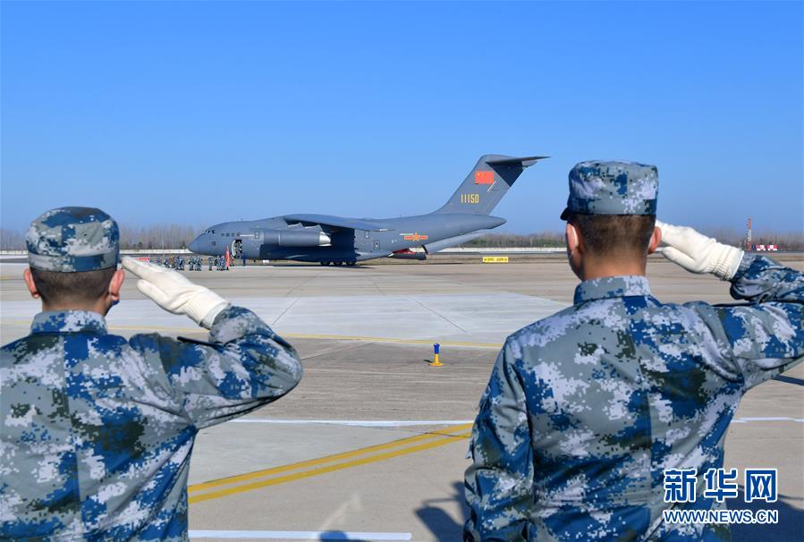 （聚焦疫情防控&middot;圖文互動(dòng)）（12）空軍第四次向武漢大規(guī)?？者\(yùn)醫(yī)療隊(duì)員和物資