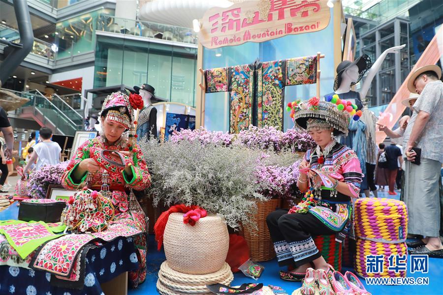 (脫貧攻堅風(fēng)采錄·帶頭人·圖文互動)(4)背著娃繡著花 養(yǎng)活自己養(yǎng)活家——夏華和13000名大山繡娘的“中國夢”