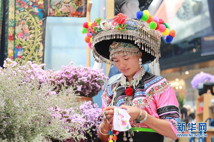 (脫貧攻堅風(fēng)采錄·帶頭人·圖文互動)(5)背著娃繡著花 養(yǎng)活自己養(yǎng)活家——夏華和13000名大山繡娘的“中國夢”