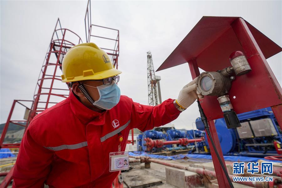 (新華全媒頭條·圖文互動)(18)磨難壓不垮 奮起正當(dāng)時——習(xí)近平總書記在統(tǒng)籌推進新冠肺炎疫情防控和經(jīng)濟社會發(fā)展工作部署會議上的重要講話振奮人心凝聚力量