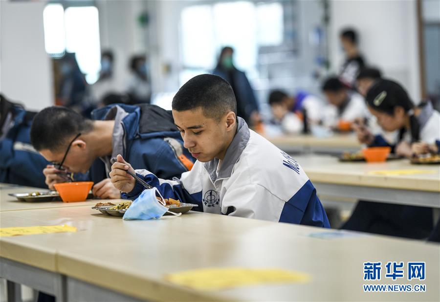 （圖文互動(dòng)）（6）&ldquo;早&rdquo;安同學(xué)，&ldquo;早&rdquo;安老師！&mdash;&mdash;新疆初高中畢業(yè)班復(fù)課一周回訪見聞