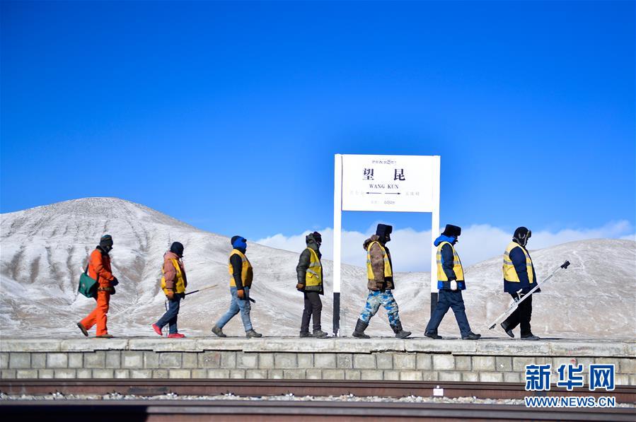 （新華全媒頭條&middot;圖文互動(dòng)）（2）用腳步和忠誠(chéng)守護(hù)雪域天路&mdash;&mdash;記青藏鐵路望昆線路車(chē)間副主任于本蕃
