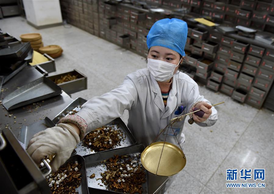 （聚焦疫情防控&middot;圖文互動(dòng)）（14）分秒必爭(zhēng)！一切為了治病救人&mdash;&mdash;中國(guó)抗疫生命至上的生動(dòng)實(shí)踐