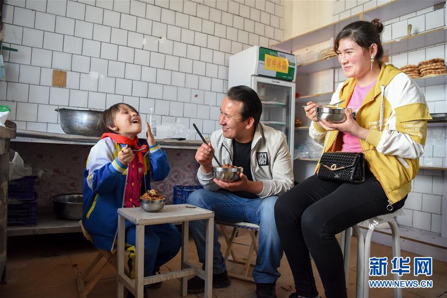 (決戰(zhàn)決勝脫貧攻堅(jiān)·圖文互動(dòng))(1)阿布都艾尼北上務(wù)工“三級(jí)跳”