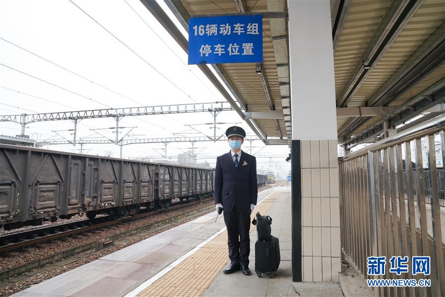 (抗疫中的真善美·圖文互動(dòng))(2)丁志中:動(dòng)車(chē)司機(jī)室就是我的“戰(zhàn)場(chǎng)”