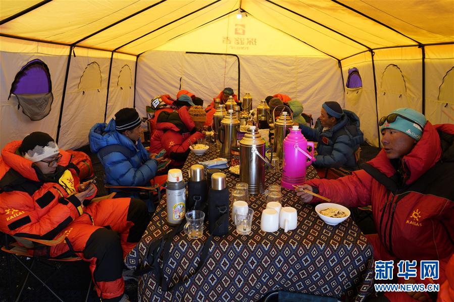 (2020珠峰高程測量·圖文互動)(2)2020珠峰高程測量登山隊抵達海拔6500米的前進營地