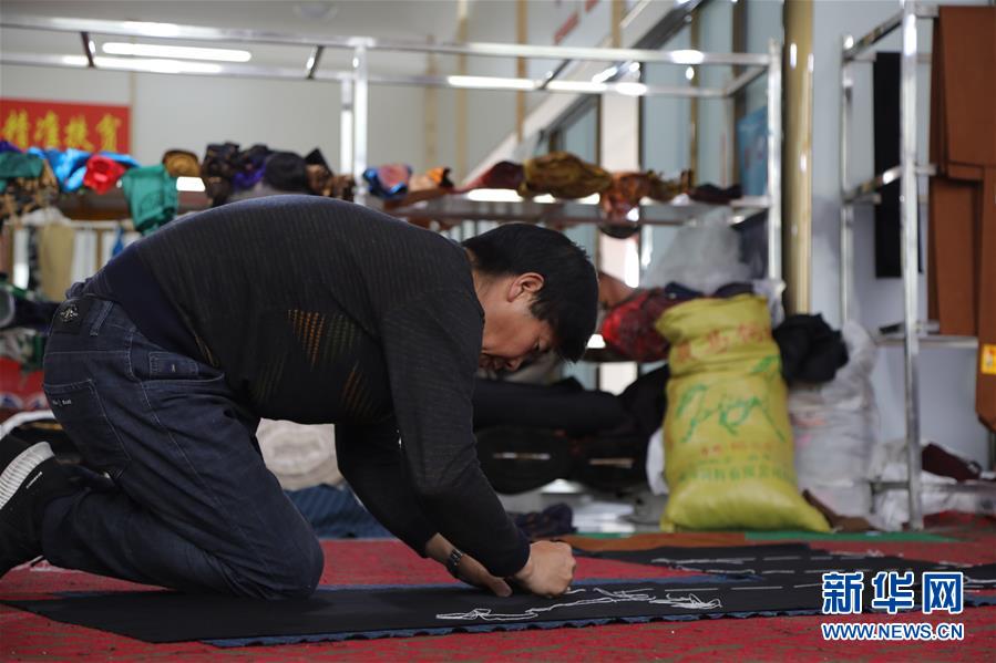 （決戰(zhàn)決勝脫貧攻堅(jiān)&middot;圖文互動(dòng)）（2）電商扶貧鋪就藏區(qū)脫貧致富&ldquo;快車(chē)道&rdquo;