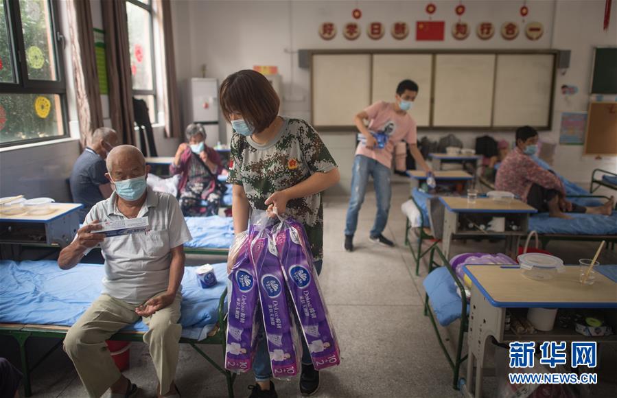 （防汛抗洪&middot;圖文互動(dòng)）（5）為人民生命安全撐起&ldquo;安全傘&rdquo;&mdash;&mdash;湖北緊急轉(zhuǎn)移安置受災(zāi)群眾速寫