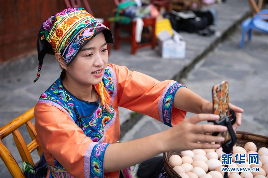 （新華全媒頭條&middot;走向我們的小康生活&middot;圖文互動(dòng)）（6）那山，那人，那苗寨&mdash;&mdash;十八洞村三代人的奮斗史