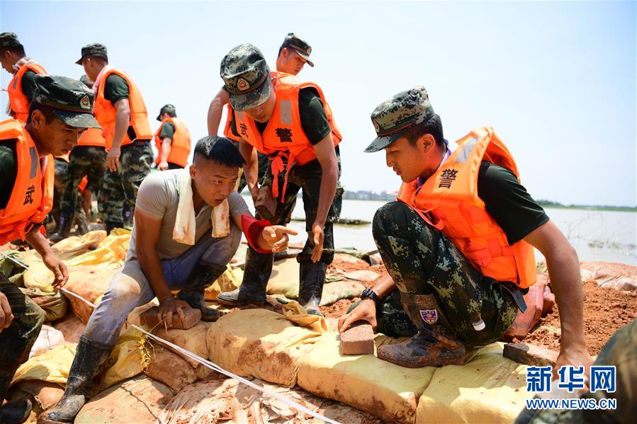 （防汛抗洪&middot;圖文互動）（2）洪水不退，子弟兵誓死不退&mdash;&mdash;解放軍和武警部隊官兵參與洪澇災(zāi)害搶險救援記事