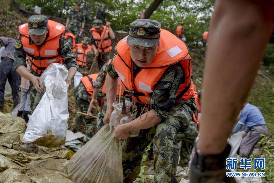 （防汛抗洪&middot;圖文互動）（6）洪水不退，子弟兵誓死不退&mdash;&mdash;解放軍和武警部隊官兵參與洪澇災(zāi)害搶險救援記事