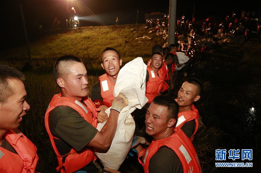 （防汛抗洪&middot;圖文互動）（8）洪水不退，子弟兵誓死不退&mdash;&mdash;解放軍和武警部隊官兵參與洪澇災(zāi)害搶險救援記事