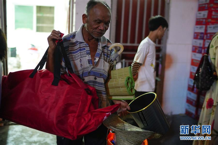 （在習(xí)近平新時(shí)代中國特色社會(huì)主義思想指引下&mdash;&mdash;新時(shí)代新作為新篇章&middot;習(xí)近平總書記關(guān)切事&middot;圖文互動(dòng)）（3）遮風(fēng)雨 送安穩(wěn)&mdash;&mdash;受災(zāi)群眾轉(zhuǎn)移安置中的暖心故事