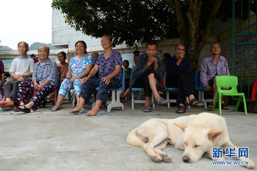 （在習(xí)近平新時(shí)代中國特色社會(huì)主義思想指引下&mdash;&mdash;新時(shí)代新作為新篇章&middot;習(xí)近平總書記關(guān)切事&middot;圖文互動(dòng)）（8）遮風(fēng)雨 送安穩(wěn)&mdash;&mdash;受災(zāi)群眾轉(zhuǎn)移安置中的暖心故事