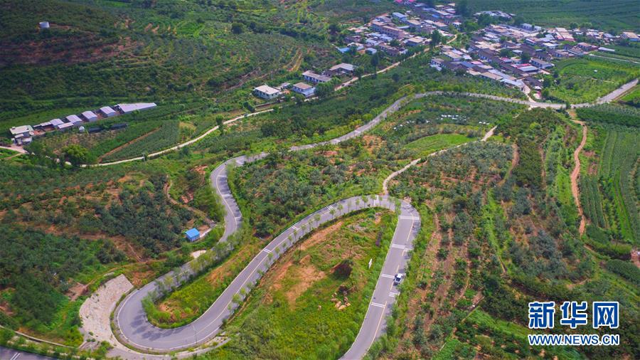 （新華全媒頭條&middot;走向我們的小康生活&middot;圖文互動(dòng)）（1）長(zhǎng)城腳下，小康村串成&ldquo;珍珠鏈&rdquo;