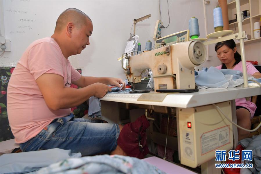 （走向我們的小康生活&middot;圖文互動(dòng)）（1）&ldquo;一件衣裳&rdquo;，藏著脫貧致富新天地