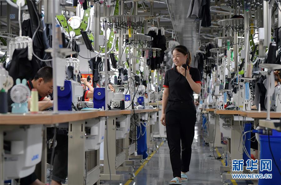 （走向我們的小康生活&middot;圖文互動(dòng)）（5）&ldquo;一件衣裳&rdquo;，藏著脫貧致富新天地