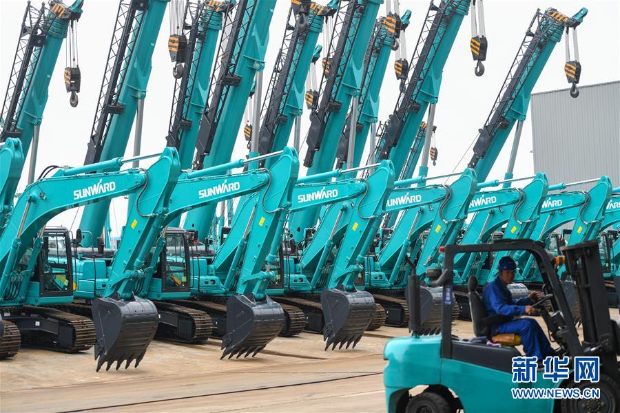 (落實“六穩(wěn)”“六保”企業(yè)見聞·圖文互動)(3)“智慧工廠”引領“生產(chǎn)節(jié)拍”——走進山河智能一探究竟