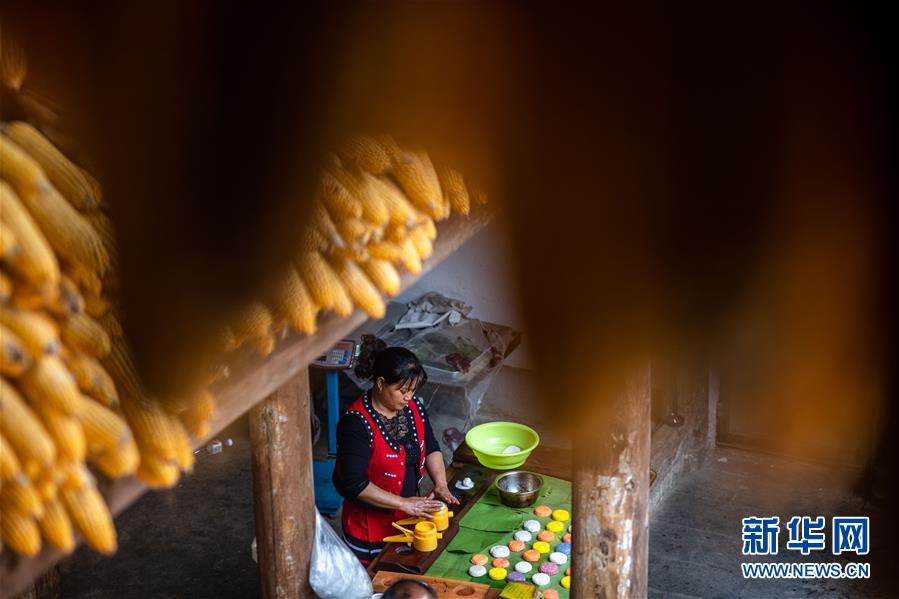 （新華全媒頭條&middot;決戰(zhàn)決勝脫貧攻堅(jiān)&middot;督戰(zhàn)未摘帽貧困縣&middot;圖文互動）（9）脫貧的歌聲&mdash;&mdash;云南直過民族和人口較少民族共入新時(shí)代